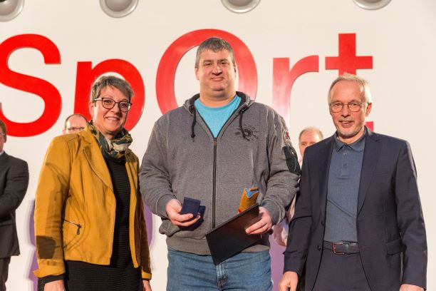 Michaela Netzer-Voit und Michael Bürkle gratulieren Markus Knodel. 