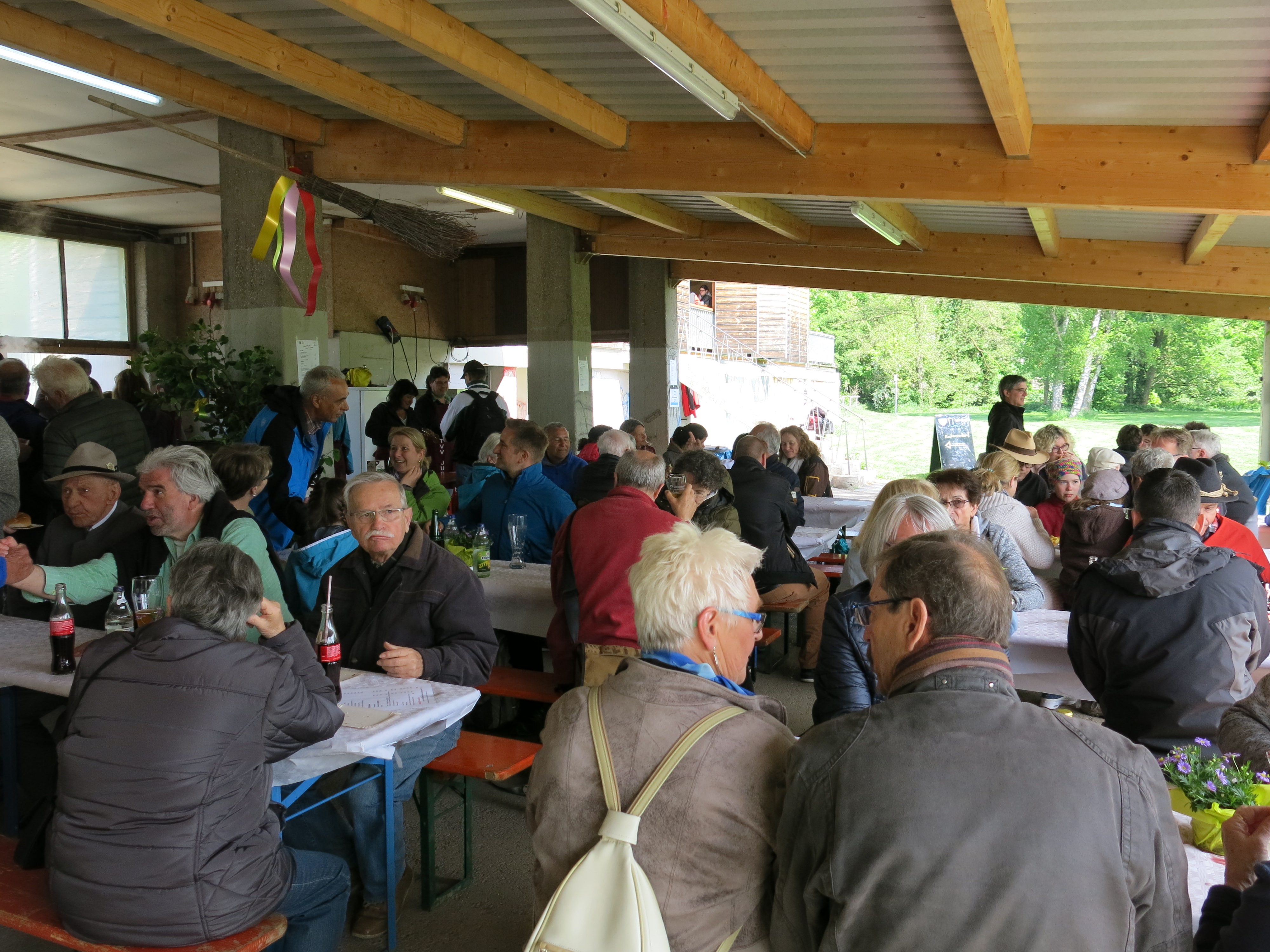 Volle Hütte unterm Vordach